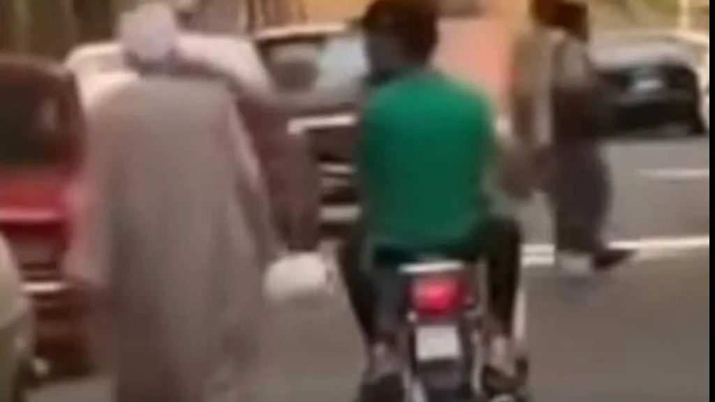 بيضربوا الناس في الشارع .. القبض على 3 شباب بعد ظهورهم في فيديو بغرض زيادة المشاهدات