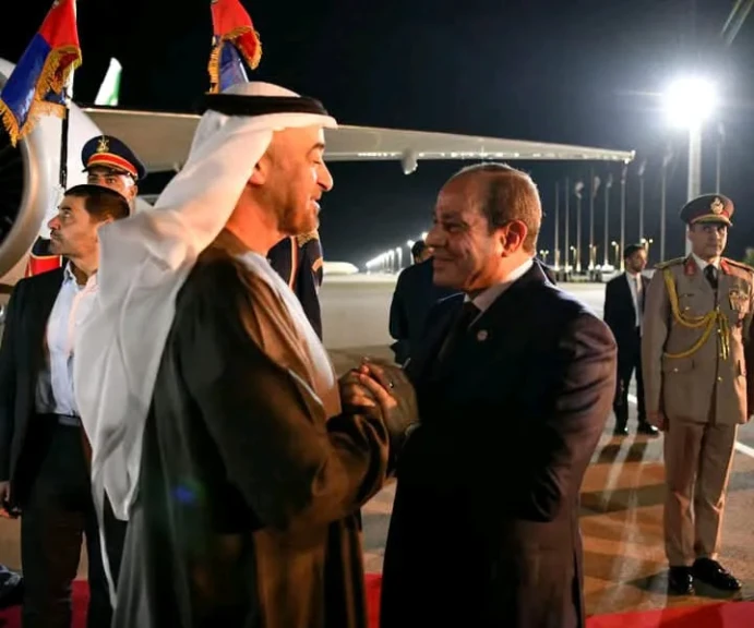 بالصور .. الرئيس السيسى يستقبل الشيخ محمد بن زايد آل نهيان بمطار العالمين