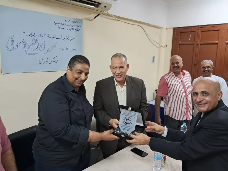 وكيل وزارة التربية والتعليم بأسيوط يكرم رئيس وأعضاء لجنة النظام والمراقبة للشهادة الثانوية الفنية قطاع المنيا للتعليم الصناعى باسيوط
