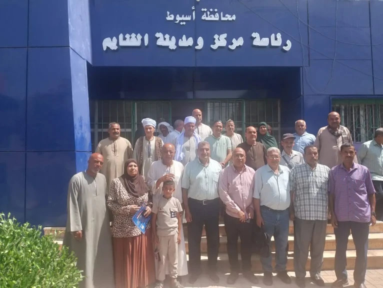 محافظ أسيوط يشدد على دعم المزارعين وتوفير مستلزمات الإنتاج لتحقيق التنمية الزراعية ووكيل وزارة الزراعة يلتقي مزراعي الغنايم