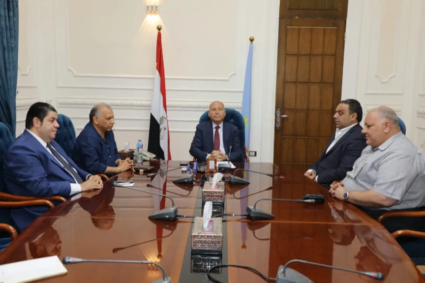 محافظ القاهرة يجتمع برؤساء الأحياء الجدد