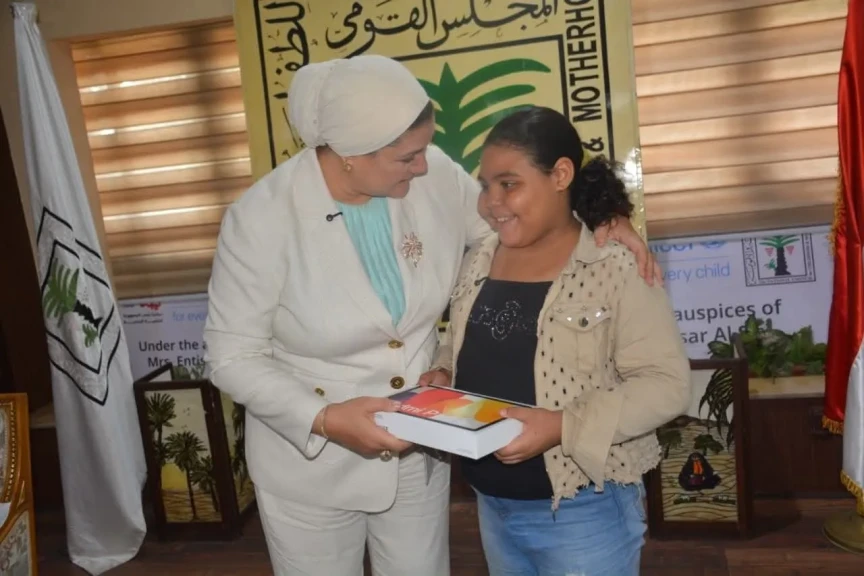 المجلس القومي للطفولة والأمومة يكرم الطفلة هايدي صاحبة واقعة ”كيس الشيبسي” وتنصيبها ”سفيرة الرحمة”
