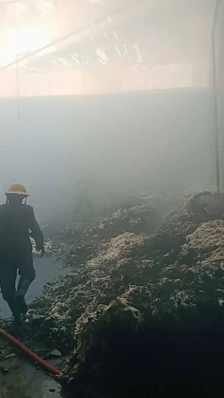 عاجل ..اخماد نيران حريق هائل بمصنع قطن بسمنود إثر ماس كهربائي وإصابة 7 بالاختناق .. صور