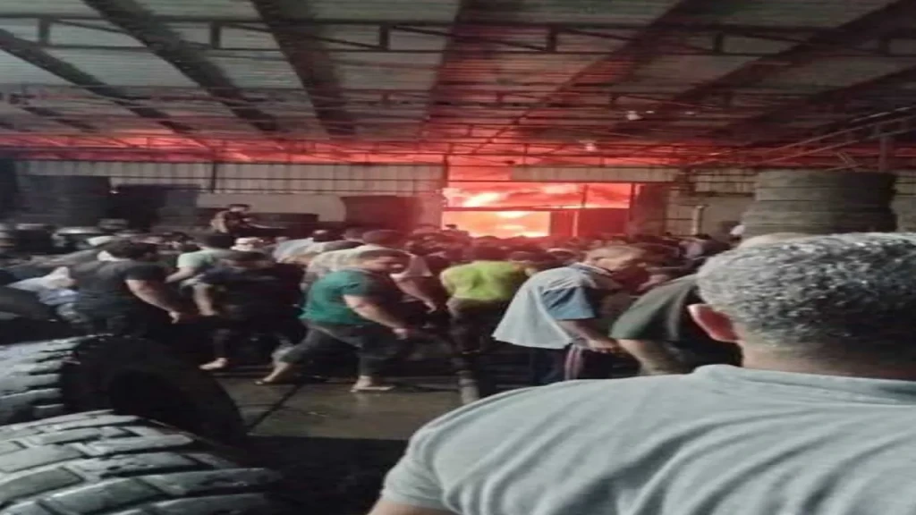إصابة 3 أشخاص في حريق هائل بمصنع كاوتش بقرية ميت الحارون بزفتي إثر ماس كهربائي