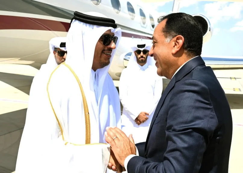بالصور والتفاصيل .. رئيس الوزراء يستقبل رئيس مجلس الوزراء وزير الخارجية بدولة قطر بمطار العلمين الدولي