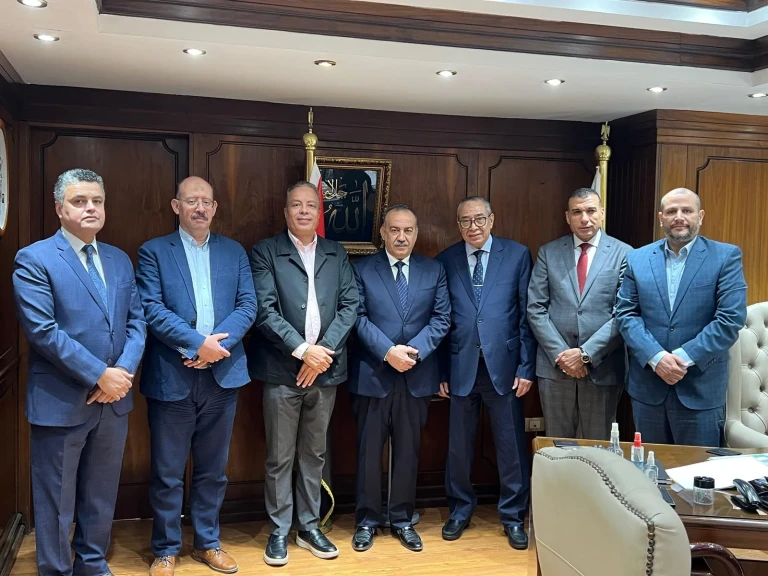 محافظ أسيوط يلتقي رئيس شركة حلوان للأسمدة لبحث إقامة مشروعات جديدة ودعم الاستثمار الصناعي بالمحافظة