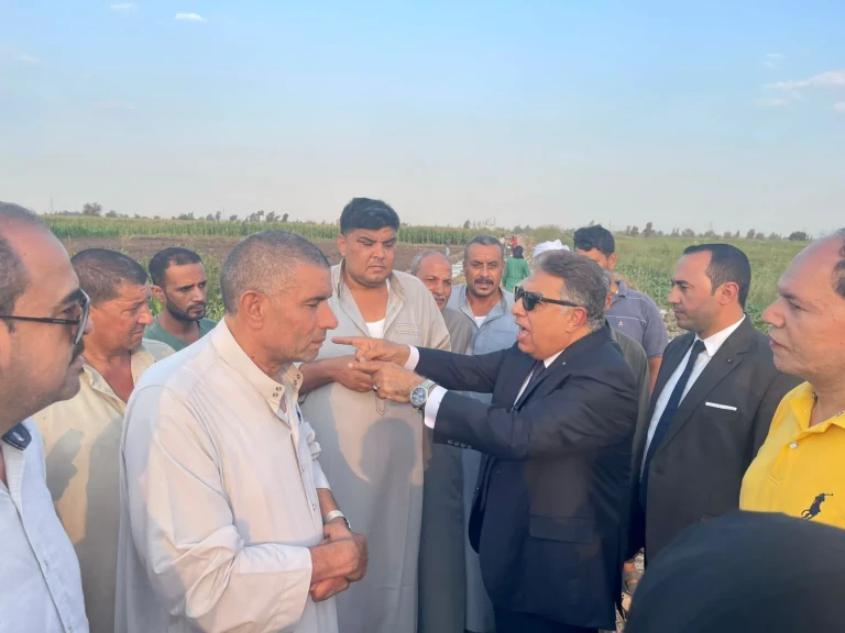 محافظ الدقهلية يتفقد مصرف طنبول بالسنبلاوين بعد شكوى المزارعين ... ويوجه بحلول عاجلة لإنقاذ الأراضي الزراعية