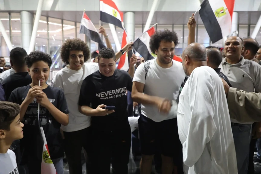 بالأعلام والأحضان.. أول صور لوصول أحمد ناصر لمطار القاهرة
