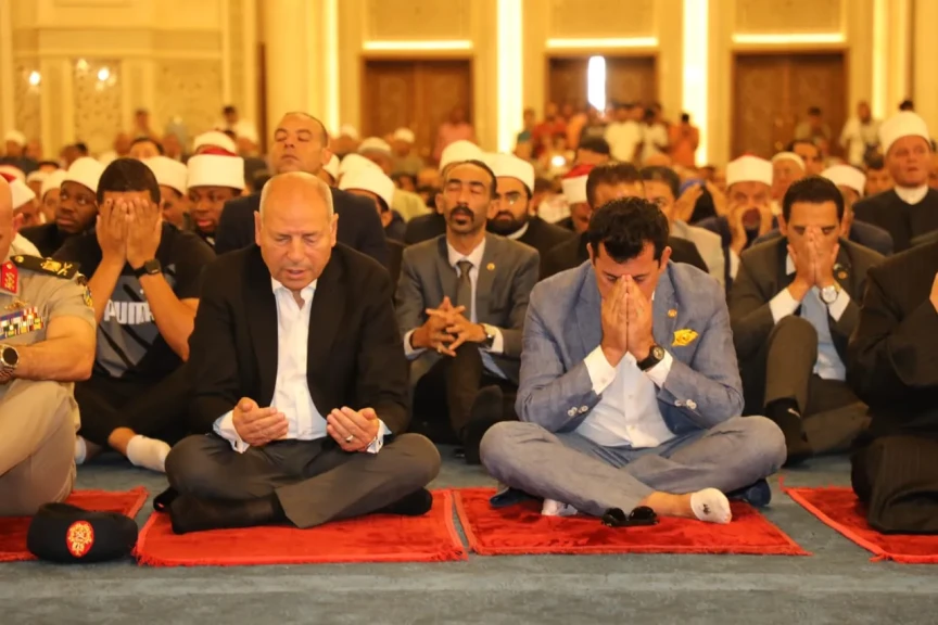 محافظ القاهرة ووزراء الشباب والرياضة والأوقاف يؤدون صلاة الجمعة بمسجد العلى العظيم بالماظة