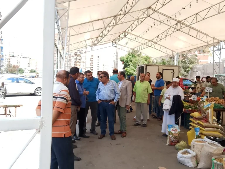 محافظ الدقهلية يتفقد سوق اليوم الواحد  ويؤكد على الإلتزام بالأسعار المخفضة والمعلنة وزيادة كمية المنتجات وعرض حلاوة المولد للمواطنين