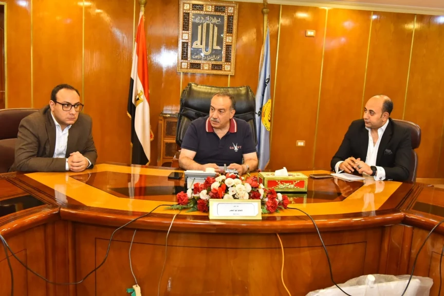 محافظ أسيوط يبحث مع أصحاب شركات الإعلانات تطوير المنظومة وتحقيق الانضباط في الشوارع