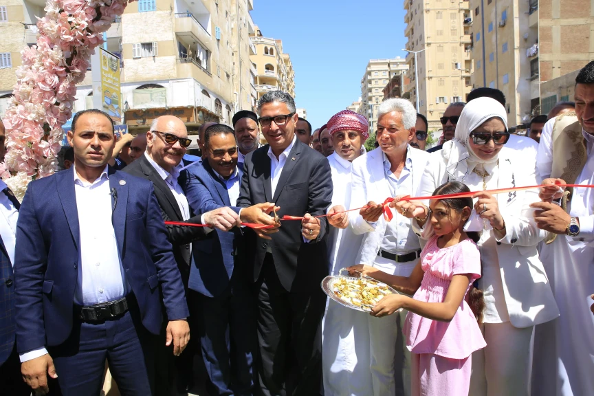 بالصور ..وزير التموين والتجارة الداخلية ومحافظ مطروح يتفقدا مشروعات وخدمات التموين بمحافظة مطروح: افتتاح «سوق اليوم الواحد» و«أهلاً مدارس» ومكتب السجل التجاري المميز بالغرفة التجارية