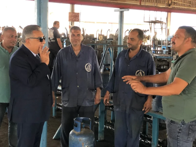 محافظ الدقهلية يفاجئ محطة تعبئة الغاز بقلابشو: التأكيد على الالتزام بالأوزان المقررة لاسطوانات الغاز وتكثيف المرور على محطات ومستودعات الغاز