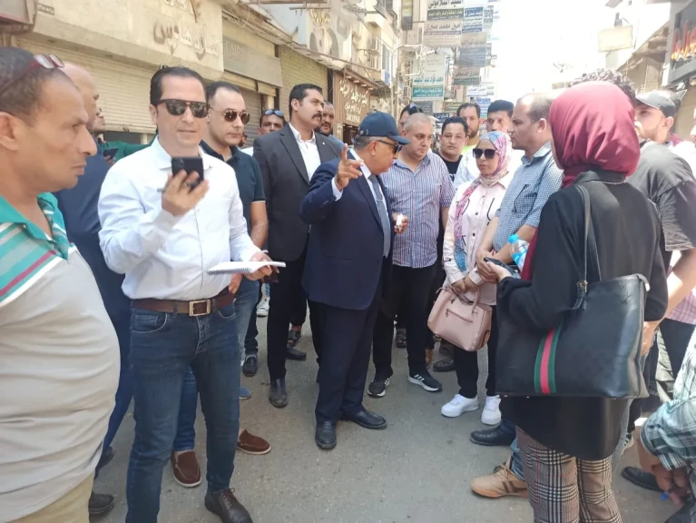 محافظ ومدير أمن الدقهلية يتفقدون موقع المنزل المنهار  بشارع السكة الجديدة .. أعرف التفاصيل