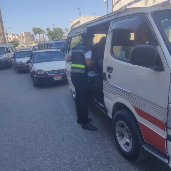تنفيذاً لتكليفات محافظ الدقهليه ومدير أمن الدقهليه .. حملات مرورية مكثفة لضبط التاكسيات والسرفيس بالمنصورة... قرارات حاسمة ضد المخالفين”