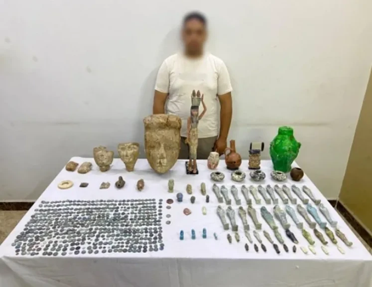 ضبط أحد الأشخاص بالمنيا لحيازته 577 قطعة أثرية من عصور قديمة تمهيداً للإتجار بها