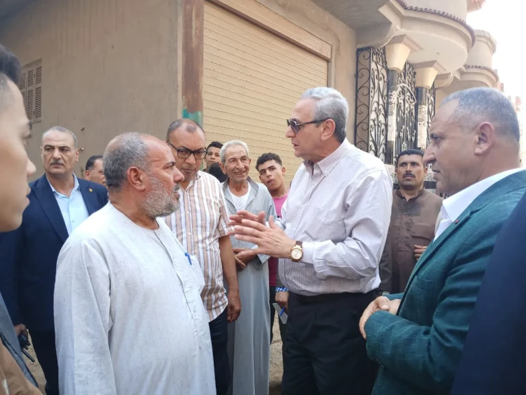 استجابة لشكاوى المواطنين.. محافظ الغربية في جولة ميدانية داخل شوارع عزبة أبو وافي بالمحلة لدراسة حلول عاجلة لمشكلة الصرف الصحي وتخفيف معاناة الأهالي