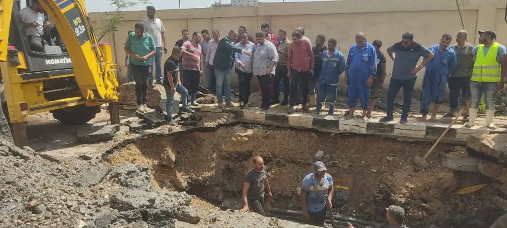 محافظ الغربية يتابع ميدانيًا أعمال إصلاح كسر خط مياه بحي أول طنطا ويطمئن المواطنين على سرعة إعادة الخدمة
