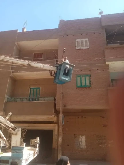 محافظ أسيوط: صيانة وتركيب كشافات إنارة بشوارع وميادين مدينة منفلوط