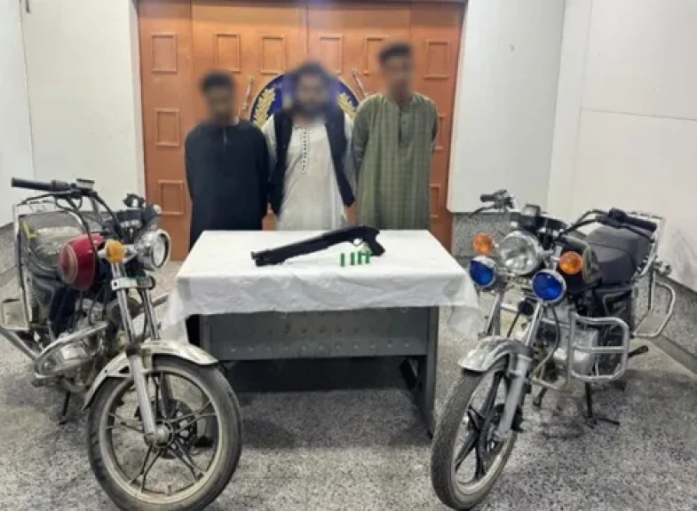 كشف ملابسات قيام 3 أشخاص يحمل أحدهم سلاح لسرقة دراجة نارية بالأقصر