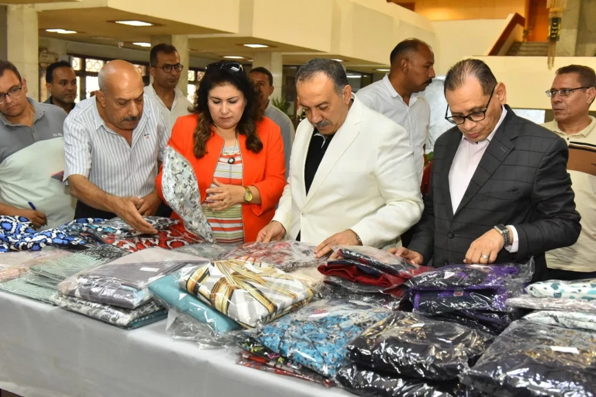 محافظ أسيوط يتفقد معرض ”بأيدينا نصنع” ضمن مبادرة تأهيل الشباب والفتيات على الحرف اليدوية وريادة الأعمال ويشيد بجودة المنتجات