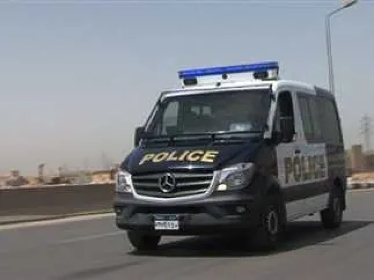 زوج وأقاربه يعتدون علي زوجته ويحطم أبواب عش الزوجية بالمحلة