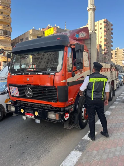 تنفيذاً لتكليفات محافظ الدقهلية ومدير أمن الدقهلية… استمرار الحملات المرورية المكثفة على التاكسي والسرفيس خلال الفترة المسائية بالمنصورة