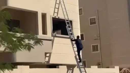 الأمن ينقذ قطة محتجزة بأحد...