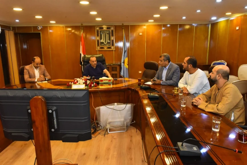 محافظ أسيوط يطلق حزمة مبادرات لدعم الفلاحين وتنمية مشروعات الثروة الداجنة بكوم بوها