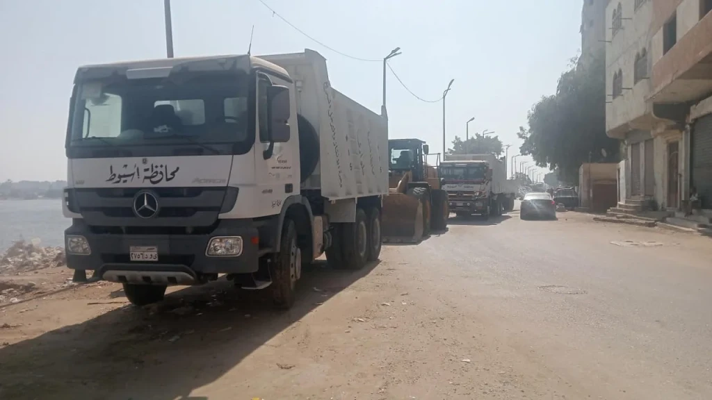 محافظ أسيوط: رفع 500 طن مخلفات متراكمة منذ سنوات بالوليدية خلف مسجد التقوى واستمرار الحملات اليومية لاستعادة المظهر الحضاري