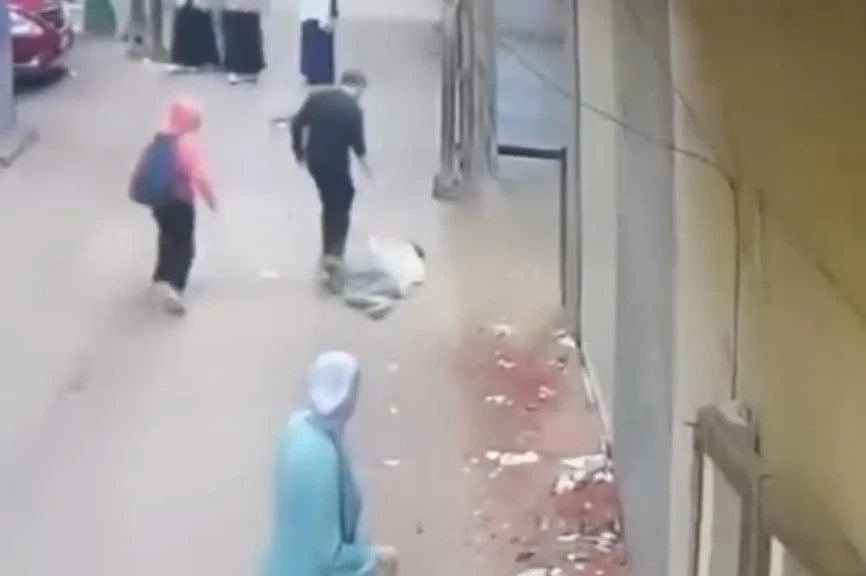 ضربه بعنف وركله فى رأسه ..شاب يعتدي على طفل في الدقهلية
