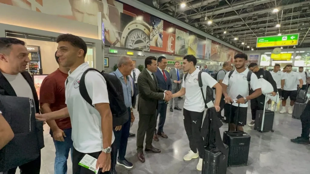 لدعمه قبل مواجهته الحاسمة مع منتخب بوركينا فاسو .. وزير الرياضة يودع المنتخب الوطني بمطار القاهرة
