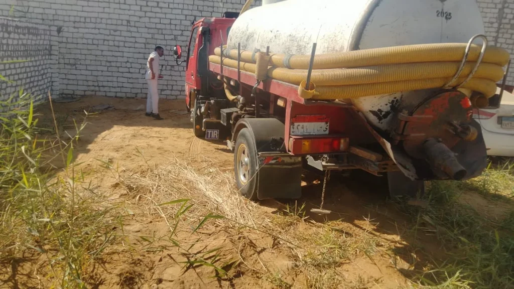 محافظ أسيوط: ضبط 4 سيارات تقوم بإلقاء مخلفات الصرف الصحي بالمجاري المائية بمركزي أبنوب والفتح