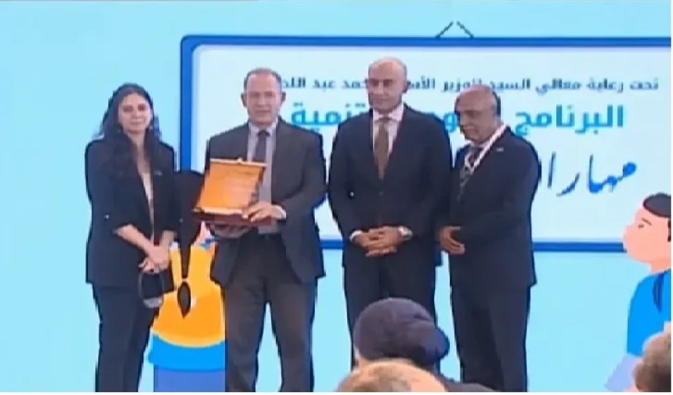 وزير التربية والتعليم يكرم ”دسوقى ” وكيل وزارة أسيوط لتحقيق أعلى نسب تحسن فى البرنامج القومى لتنمية مهارات اللغة العربية