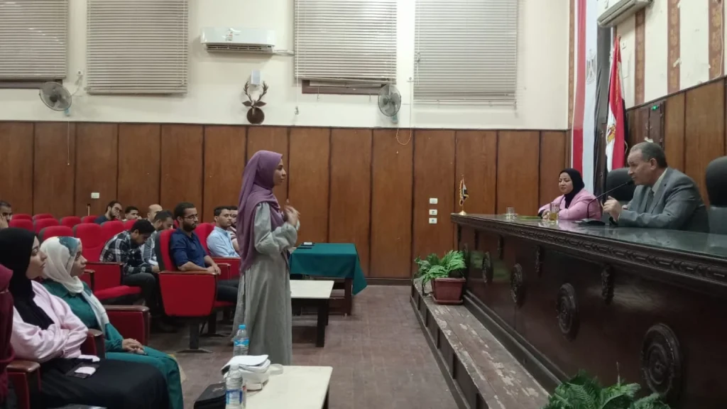 وكيل وزارة التعليم بأسيوط يلتقى المعلمين الجدد ضمن مسابقة ٣٠ الف معلم ويطالبهم بالانضباط المدرسى واستخدام افضل طرق التدريس وخلق بيئة جاذبة للطلاب