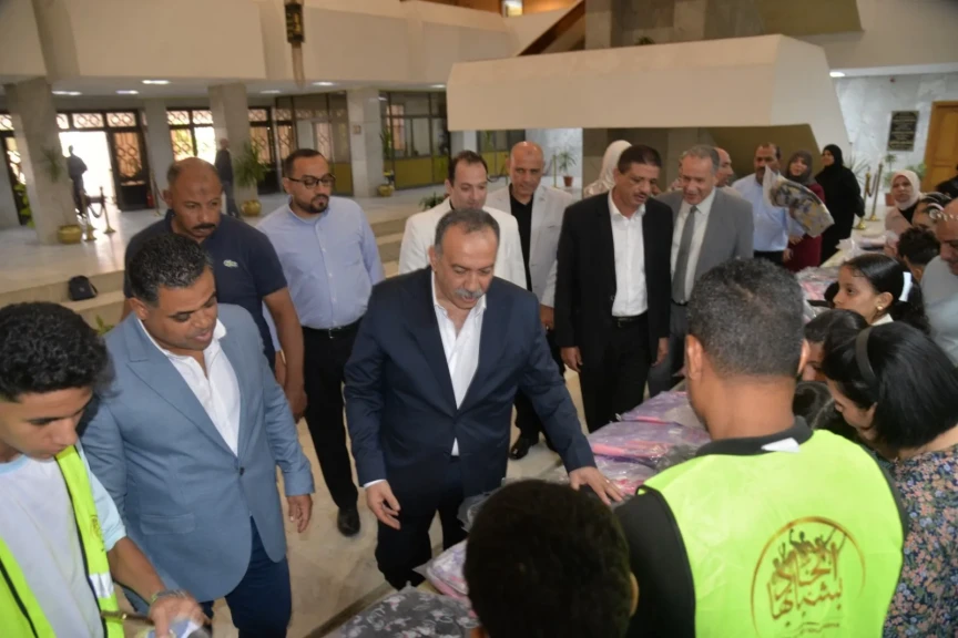 محافظ أسيوط يشهد إطلاق مبادرة ”فرحتهم بشنطتهم” لتوزيع 2000 حقيبة مدرسية على الأطفال الأولى بالرعاية