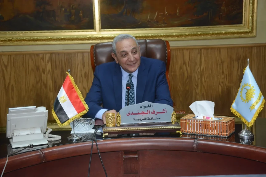 محافظ الغربية يسلم الزي المدرسي ويسدد المصروفات لـ 35 طالبًا من أبناء الأسر الأولى بالرعاية