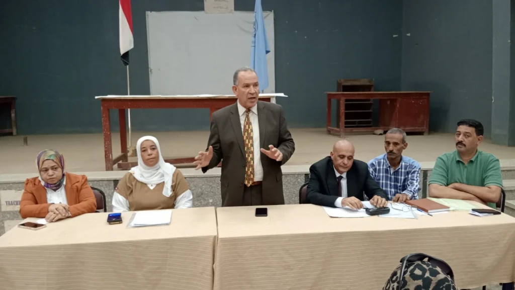 وكيل وزارة التعليم بأسيوط يلتقى مديرى التعليم الفنى والمعلمين لمناقشة الاستعدادات النهائية للمعرض السنوى وتنفيذ المبادرات التنموية