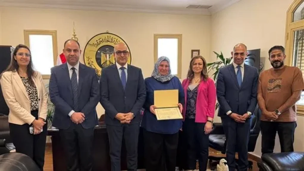 بعد إنقاذها مسنا بأحد المولات القنصلية المصرية بالكويت تكرم الممرضة المصرية