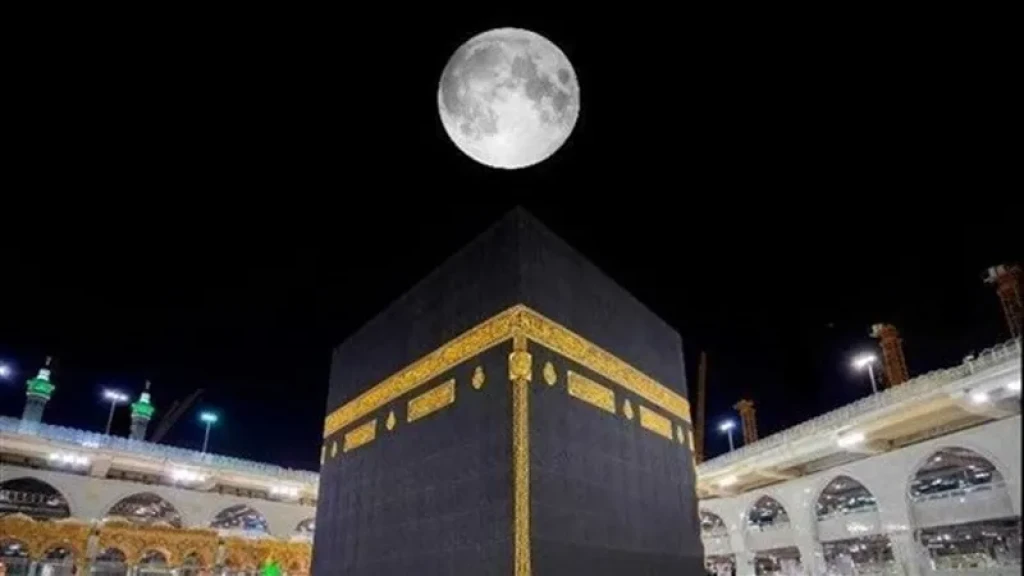 القمر يتعامد على الكعبة المشرفة فجر اليوم فى مشهد فلكى بديع