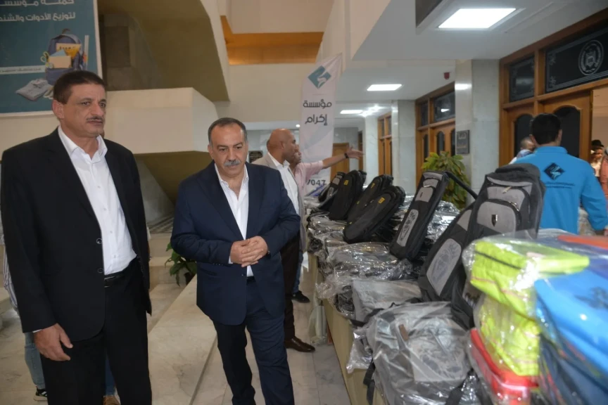 محافظ أسيوط يوزع 300 حقيبة مدرسية للأسر الأولى بالرعاية تزامنا مع قرب العام الدراسي الجديد ويؤكد دعم التعليم رسالة حياة