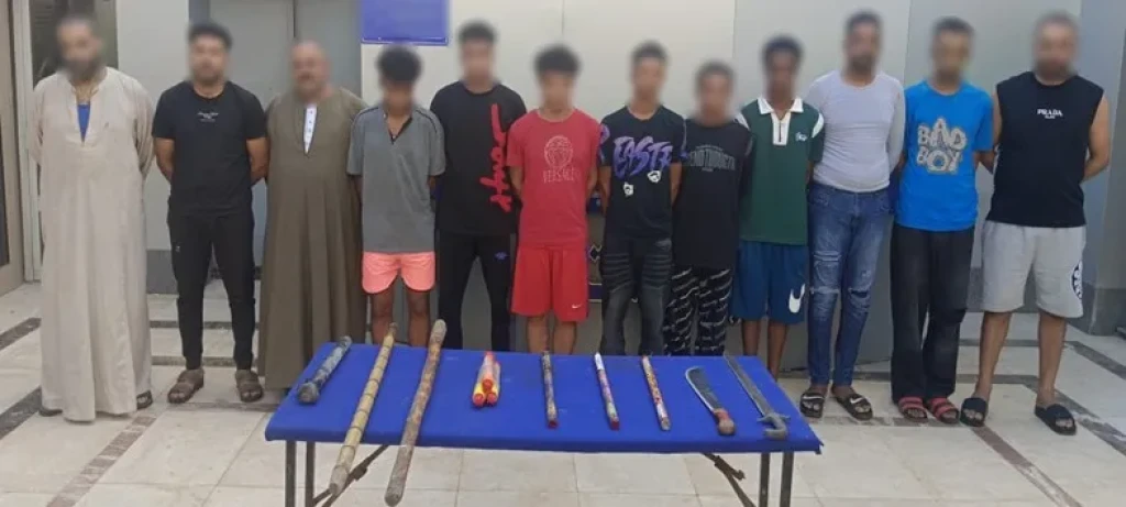 كشف ملابسات تعليق مدعوم بمقطع فيديو تم تداوله بمواقع التواصل الإجتماعى تضمن حدوث مشاجرة بين عدد من الأشخاص بإستخدام أسلحة بيضاء وألعاب نارية بالقاهرة