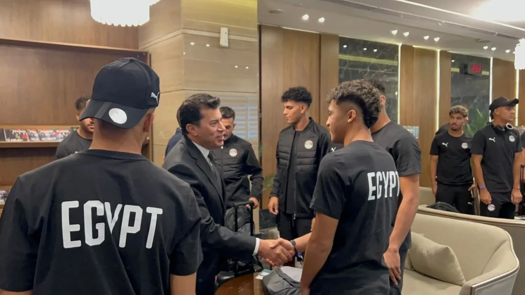 بالصور .. وزير الشباب والرياضة يودّع بعثة منتخب مصر تحت 20 عامًا قبل المشاركة في كأس العالم بتشيلي