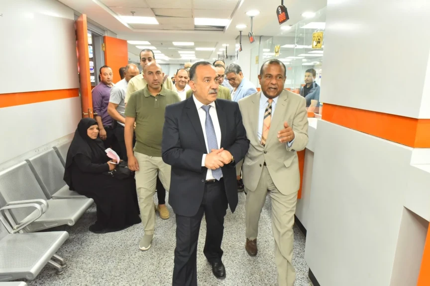 محافظ أسيوط يتفقد مركز الخدمات المميز بالغرفة التجارية ويؤكد نقلة نوعية لدعم الاستثمار وتبسيط الخدمات