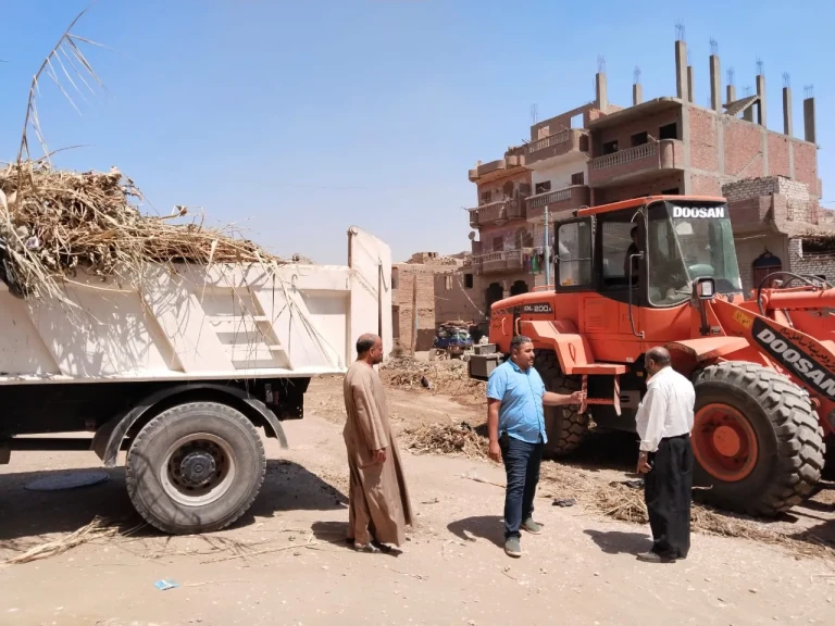 محافظ أسيوط: رفع 8 أطنان مخلفات من نواتج تطهير مصرف عنان بساحل سليم ضمن خطة شاملة للارتقاء بالخدمات