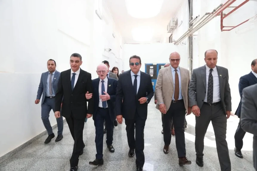 الدكتور خالد عبدالغفار يشهد التشغيل التجريبي لخط إنتاج فلاتر الغسيل الكلوي بمصنع «وادى النيل إشتيو للصناعات الدوائية»