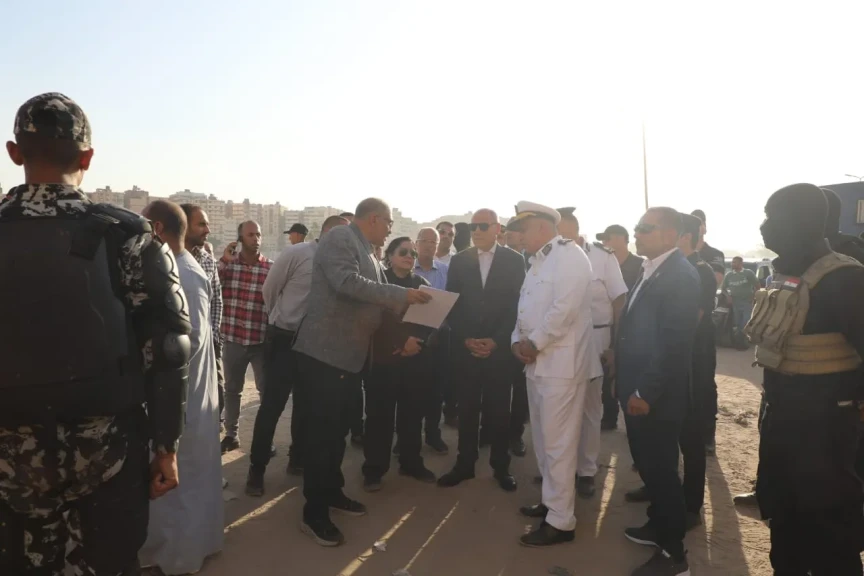 محافظ القاهرة يشرف على أعمال إزالة 3 مخالفات بناء أدوار بدون ترخيص بمدينة الأمل بحى شرق مدينة نصر