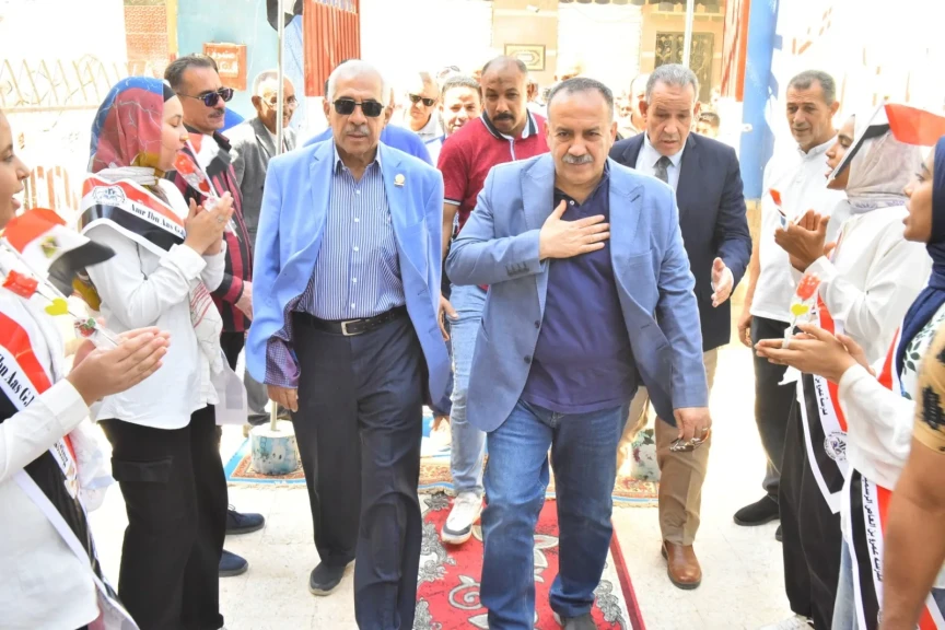 محافظ أسيوط يشهد توزيع حقائب مدرسية بقرية النواورة بالبداري ضمن خطة توزيع 1000 حقيبة للطلاب الأولى بالرعاية ويطلق مبادرة ”عودة الطيور المهاجرة