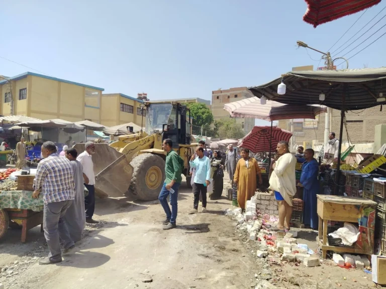 محافظ أسيوط: إخلاء السوق العشوائي بشارع التحرير بأبنوب تمهيدًا لإنشاء سوق حضاري منظم