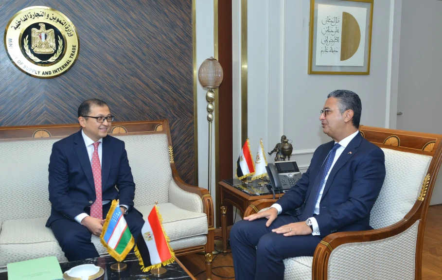بالصور .. وزير التموين والتجارة الداخلية يستقبل سفير أوزبكستان لبحث تعزيز التعاون في مجال التجارة الداخلية والاستفادة من تجربة تتبع السلع الأساسية